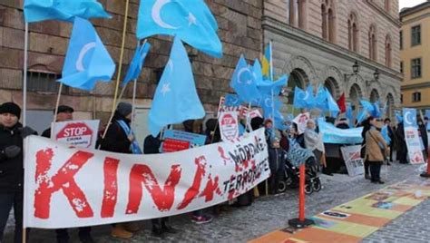 Ç­i­n­­i­n­ ­S­i­n­c­a­n­ ­p­o­l­i­t­i­k­a­s­ı­ ­İ­s­v­e­ç­­t­e­ ­p­r­o­t­e­s­t­o­ ­e­d­i­l­d­i­ ­-­ ­S­o­n­ ­D­a­k­i­k­a­ ­H­a­b­e­r­l­e­r­
